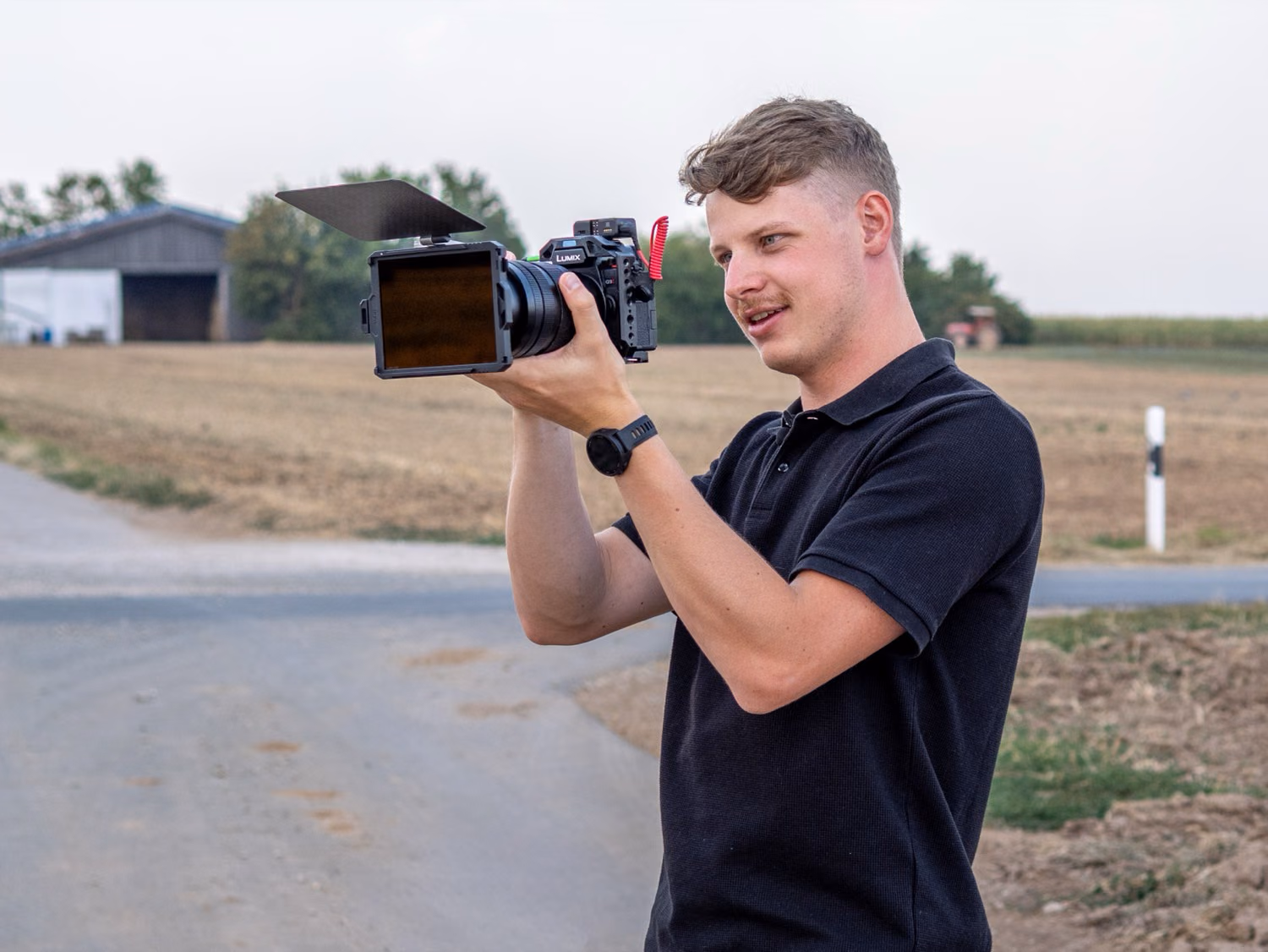 Florian Dormann mit Kamera und Equipment